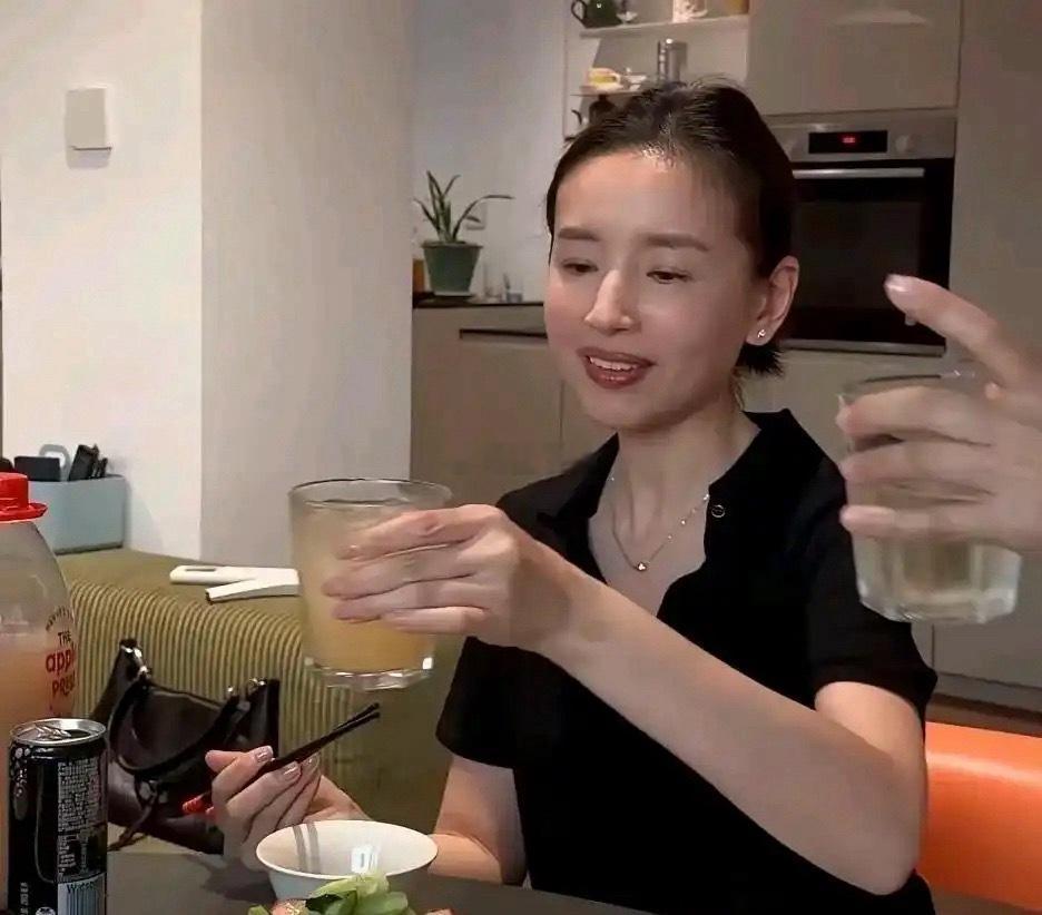 私下的董洁也是烟火气十足啊，回老家参加朋友聚会亲自下厨做大连海杂拌 ​​​