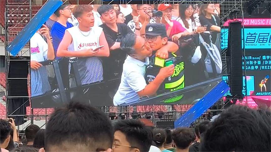 【音乐节镜头定格瞬间,大叔强搂保安亲脸 目击者兴奋直呼
