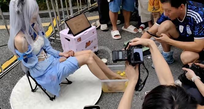 近期广州漫展现场发生了一起突破公序良俗的荒唐事件：一名女子公然摆摊售卖自己刚泡过