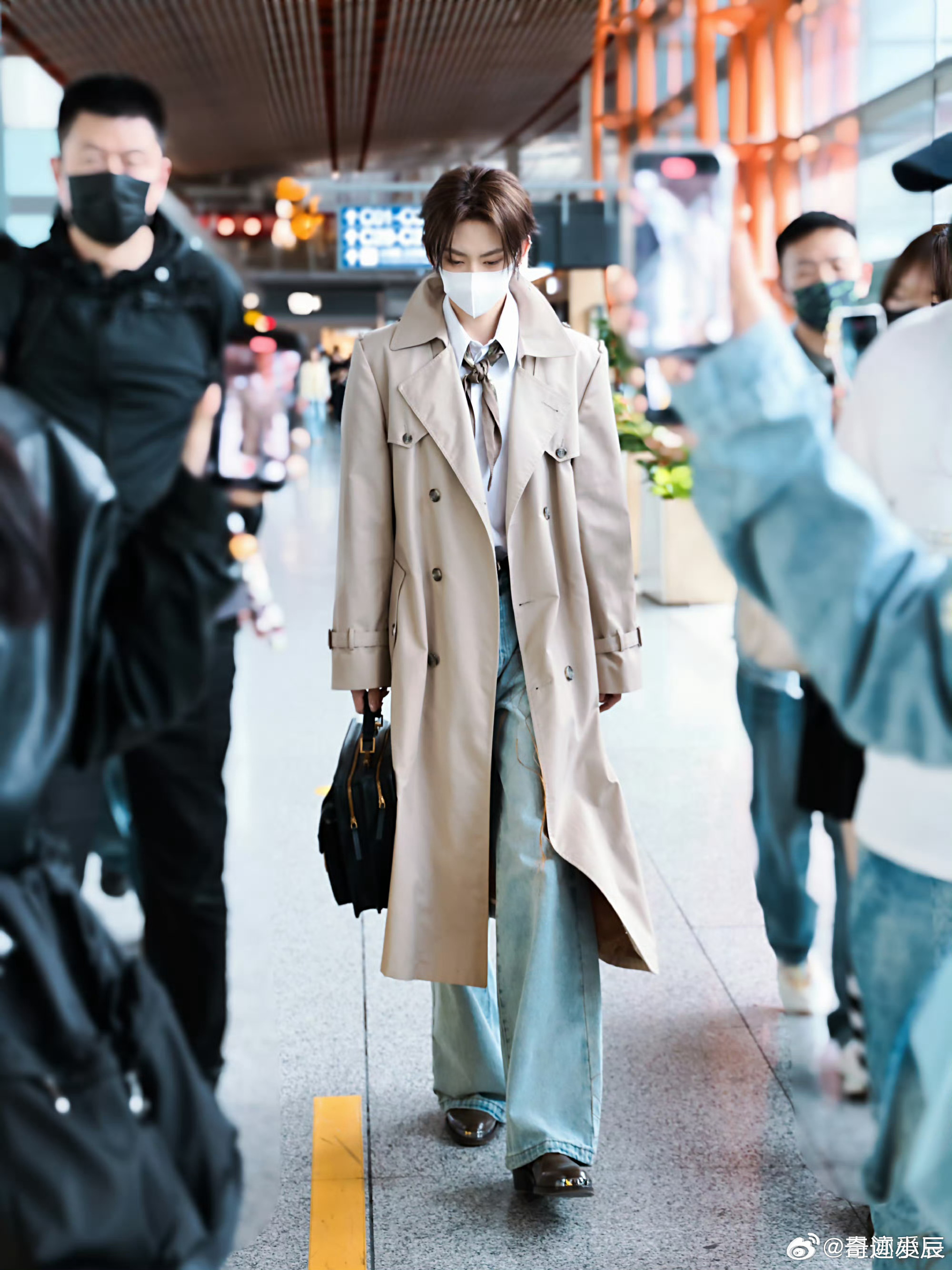 小鬼路透机场变秀场小鬼机场造型鲨疯全场，风衣衬衫+公文包复古又时髦，口罩都遮不住