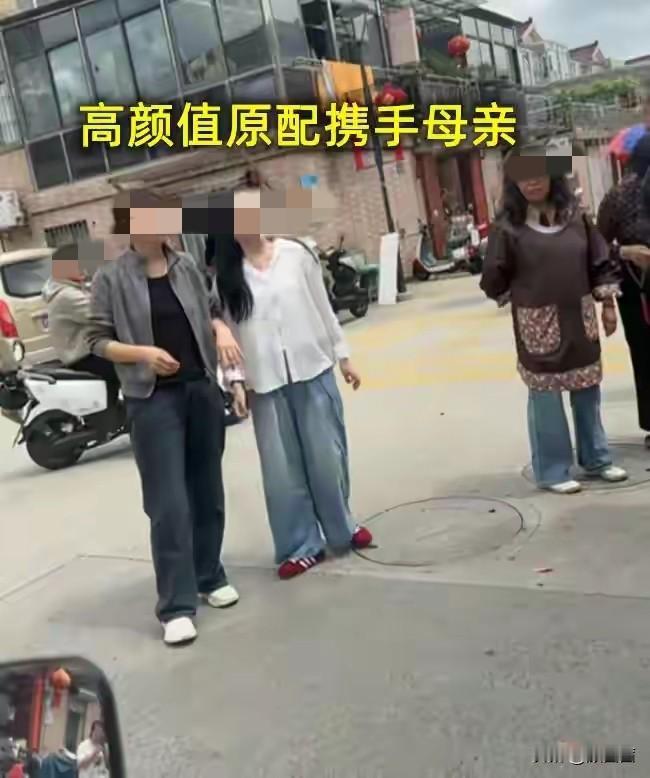 昆山丈母娘举喇叭街头喊话，原配被威胁不敢露面，这出闹剧太扎心。
 
这年头，婚姻