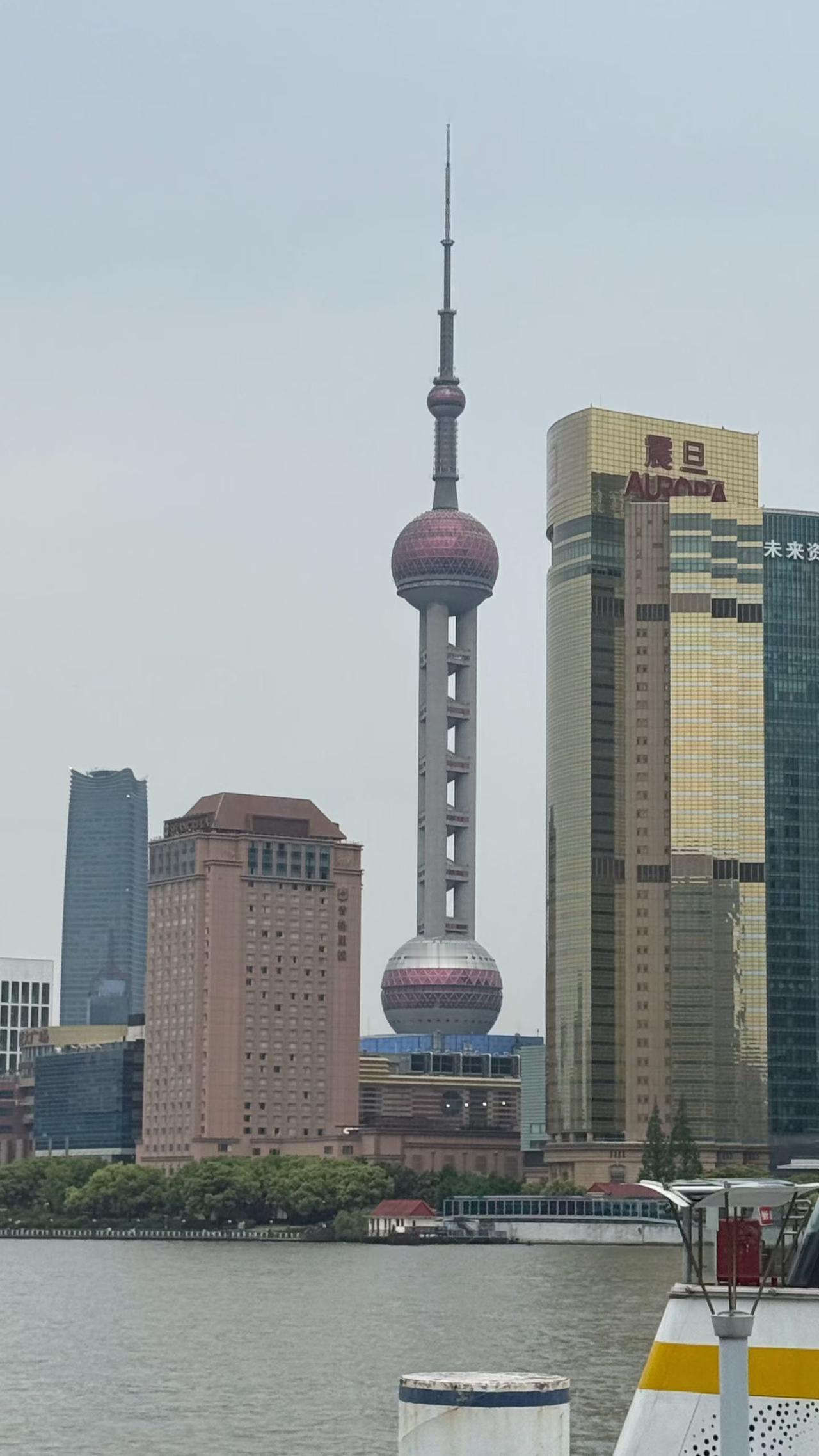 东方明珠黄浦江