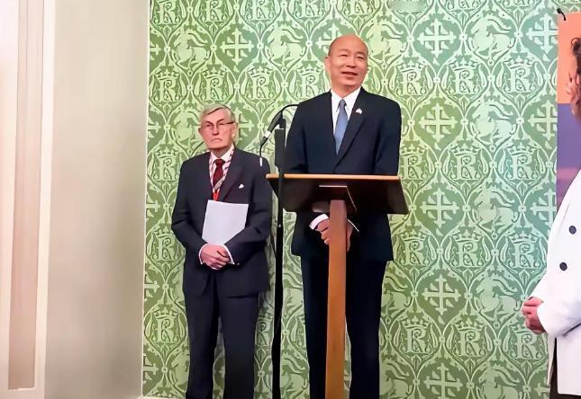 正在英国窜访的韩国瑜又干了一件让人目瞪口呆的事 —— 他在英国议会的酒会上，用英