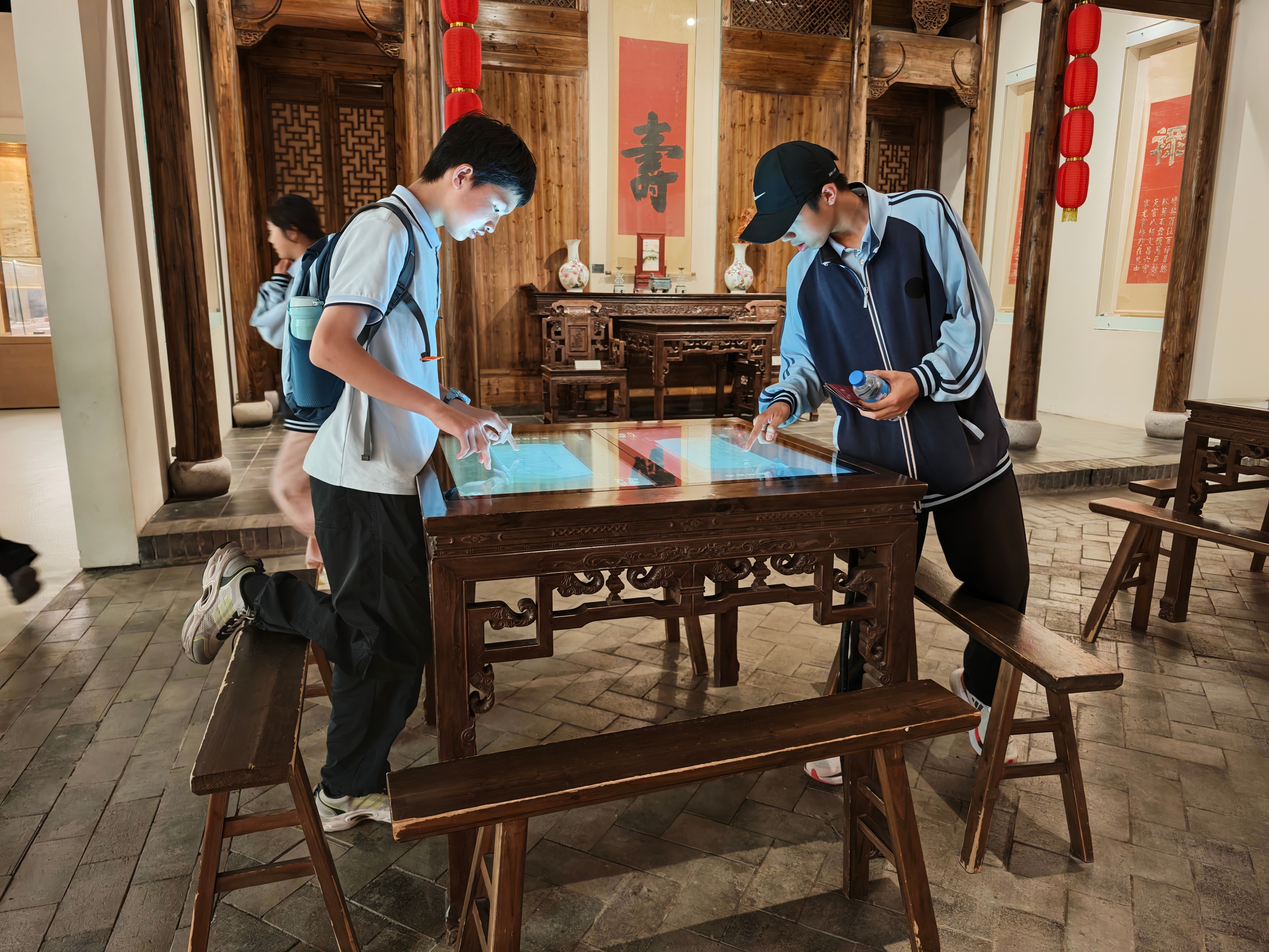 看似是个八仙桌，实际上是个答题机，中国人做题一生