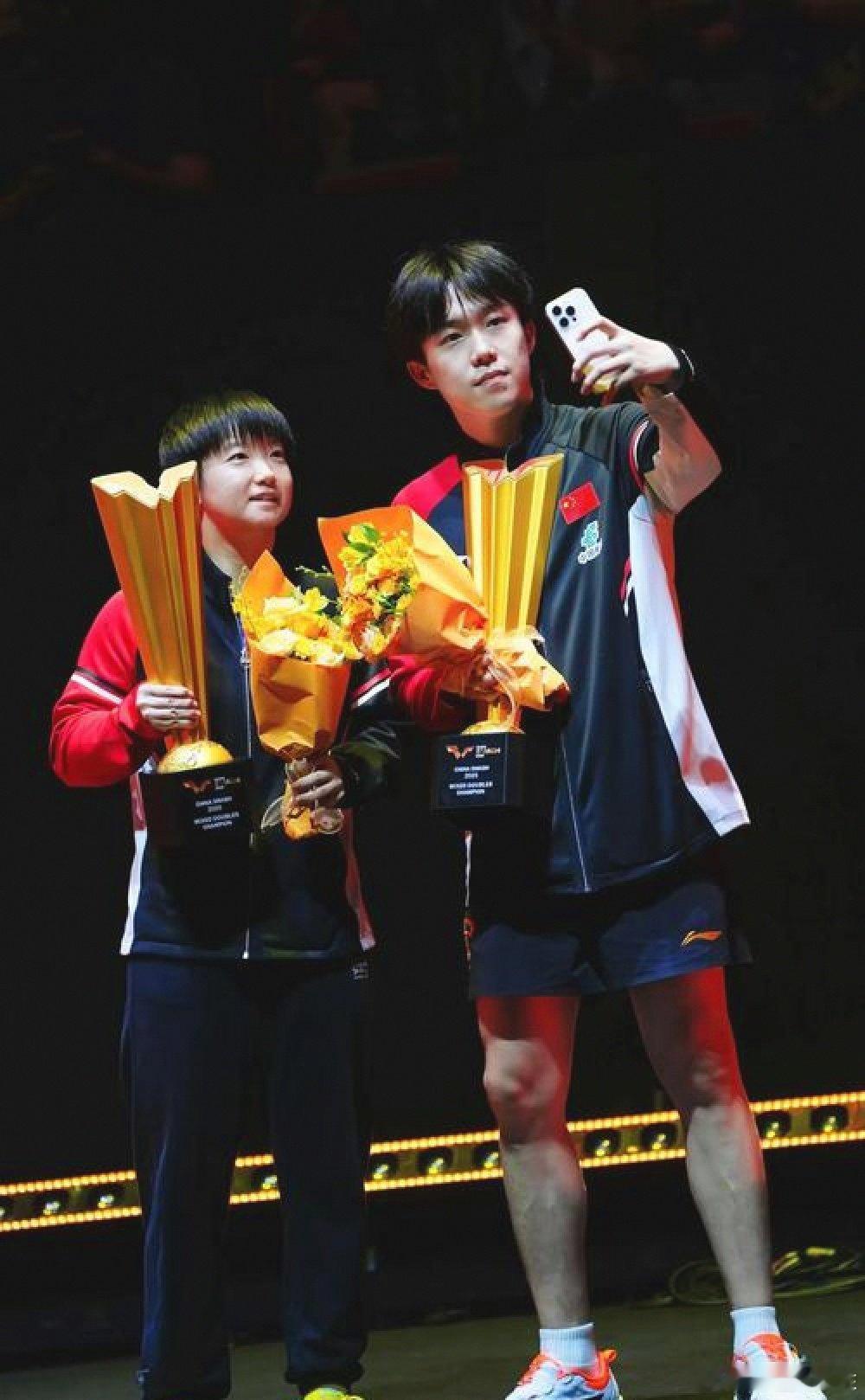 马龙送国乒出征世乒赛国乒今日出征伦敦国乒又要出征伦敦世乒赛了，就不能让歇息歇息吗