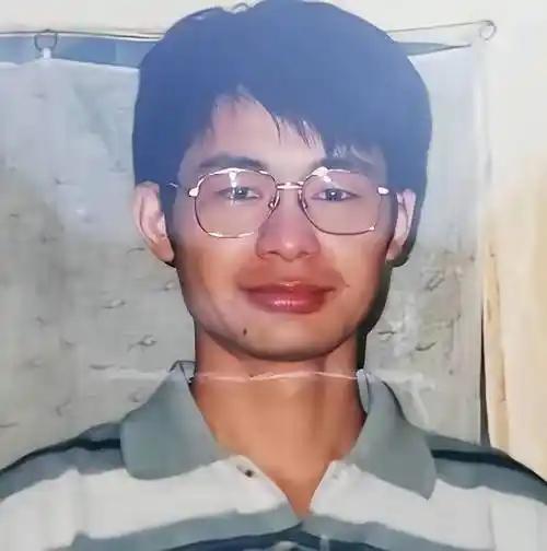 孙夕庆山东人，1982 年考进清华，一路读到微电子博士，毕业后，他去了日本和美国