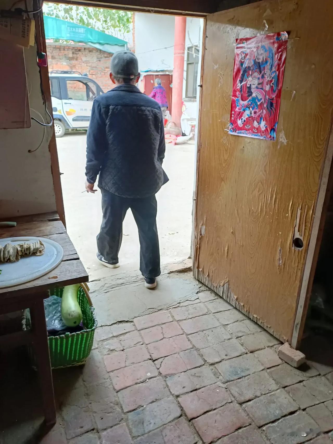 三叔和公婆拌嘴，我在旁边该怎么办？

和老公回老家种麦子，由于天气预报有雨，村里