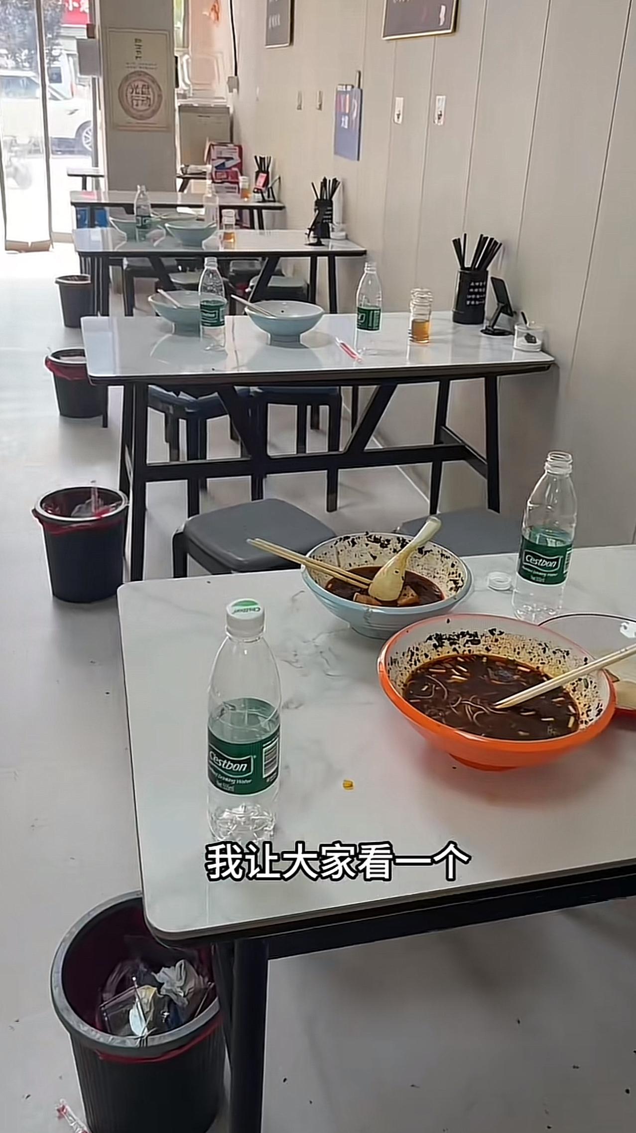 现在的人怎么不喝饮料了？饭馆老板娘等顾客们都走了之后，看到桌子上留下的瓶子全是矿
