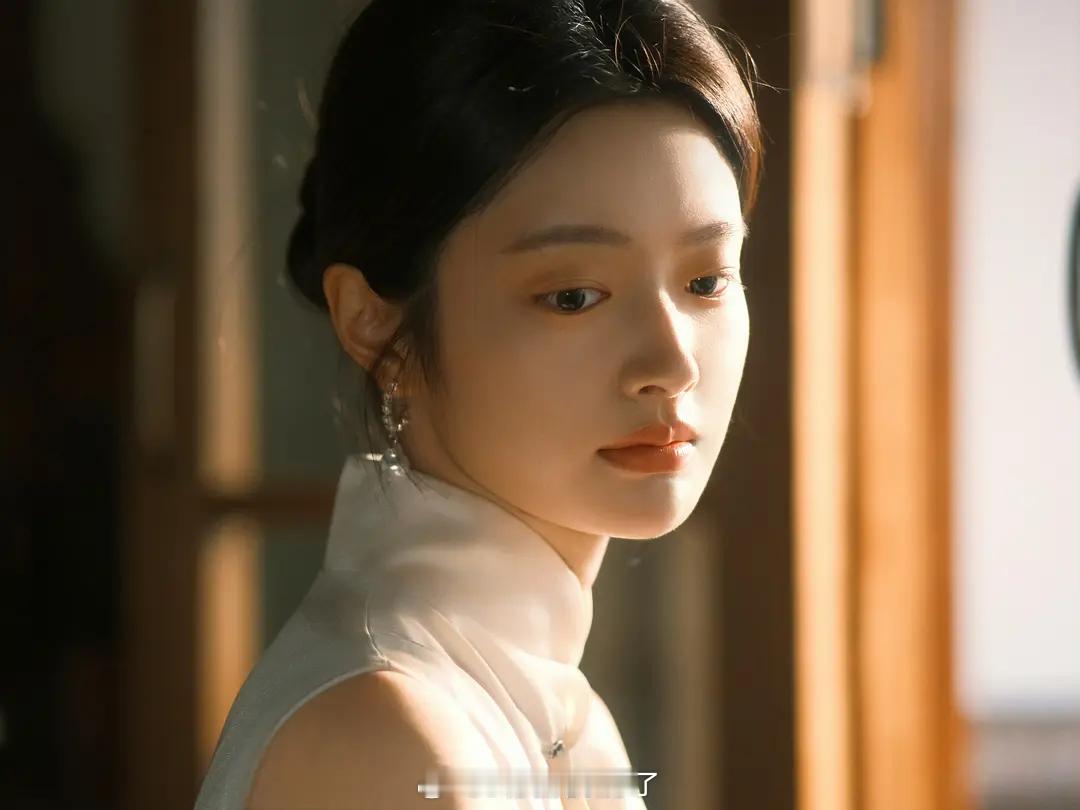 徐若晗《玉簟秋》的旗袍照，看起来是不是还不错？[馋嘴] ​​​