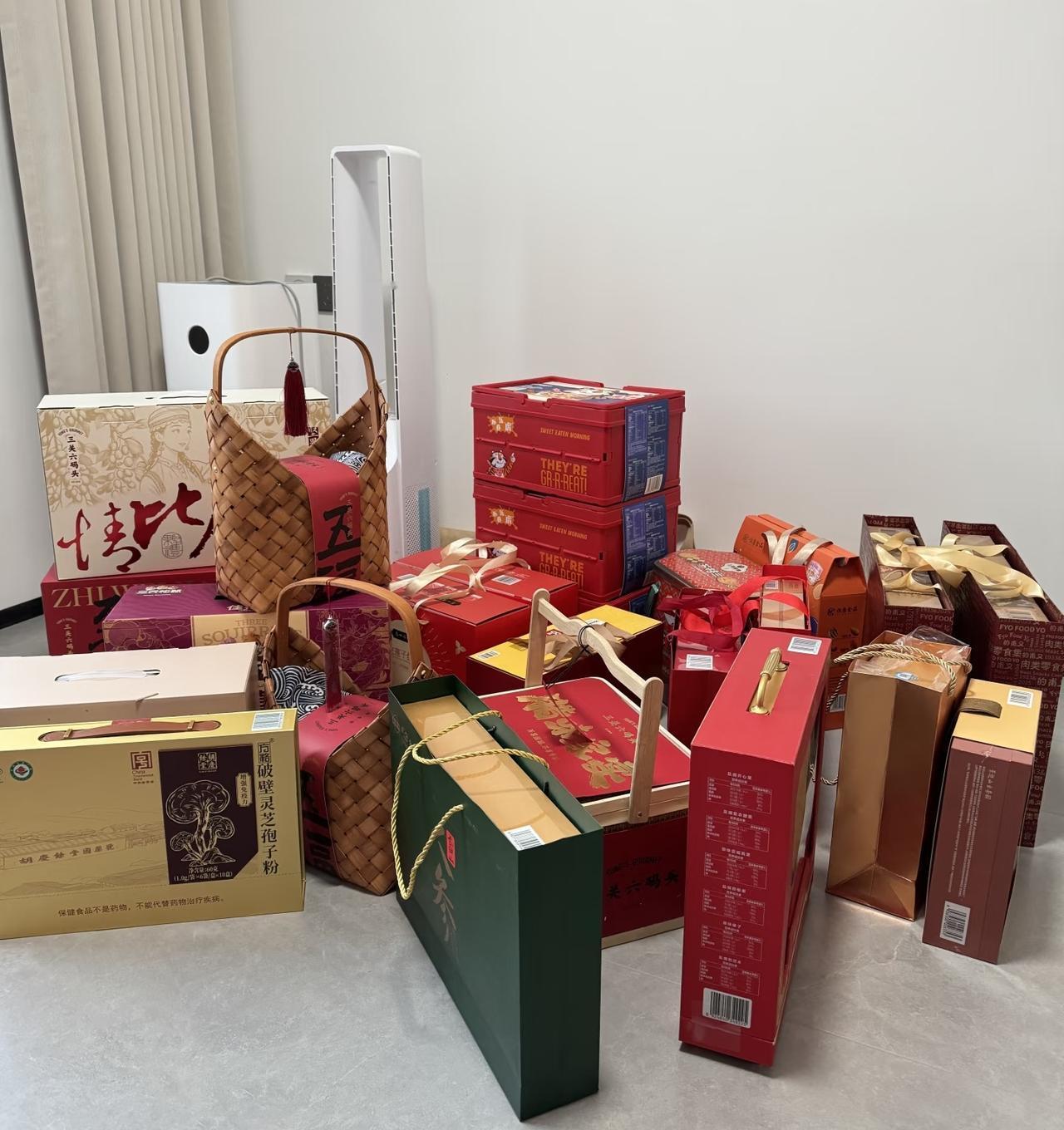 今年走亲戚，送礼彻底不装了！真的太明显了！
 
以前过年，牛奶坚果礼盒永远是C位