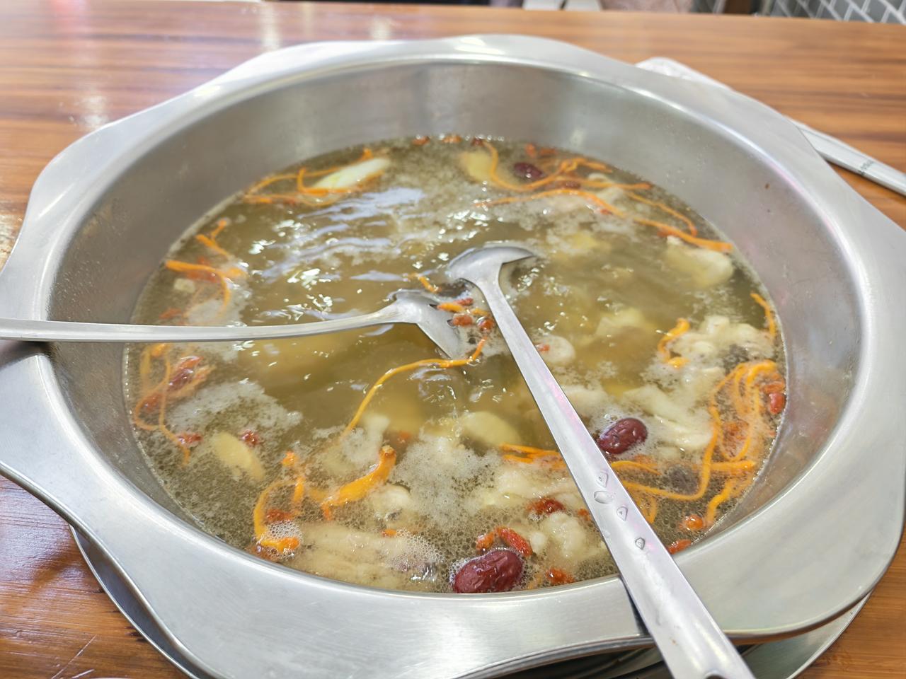 江南美食日记97
每当自己嘴馋想来顿放纵餐时，我都会选择药膳鸡，清淡好吃，自助涮