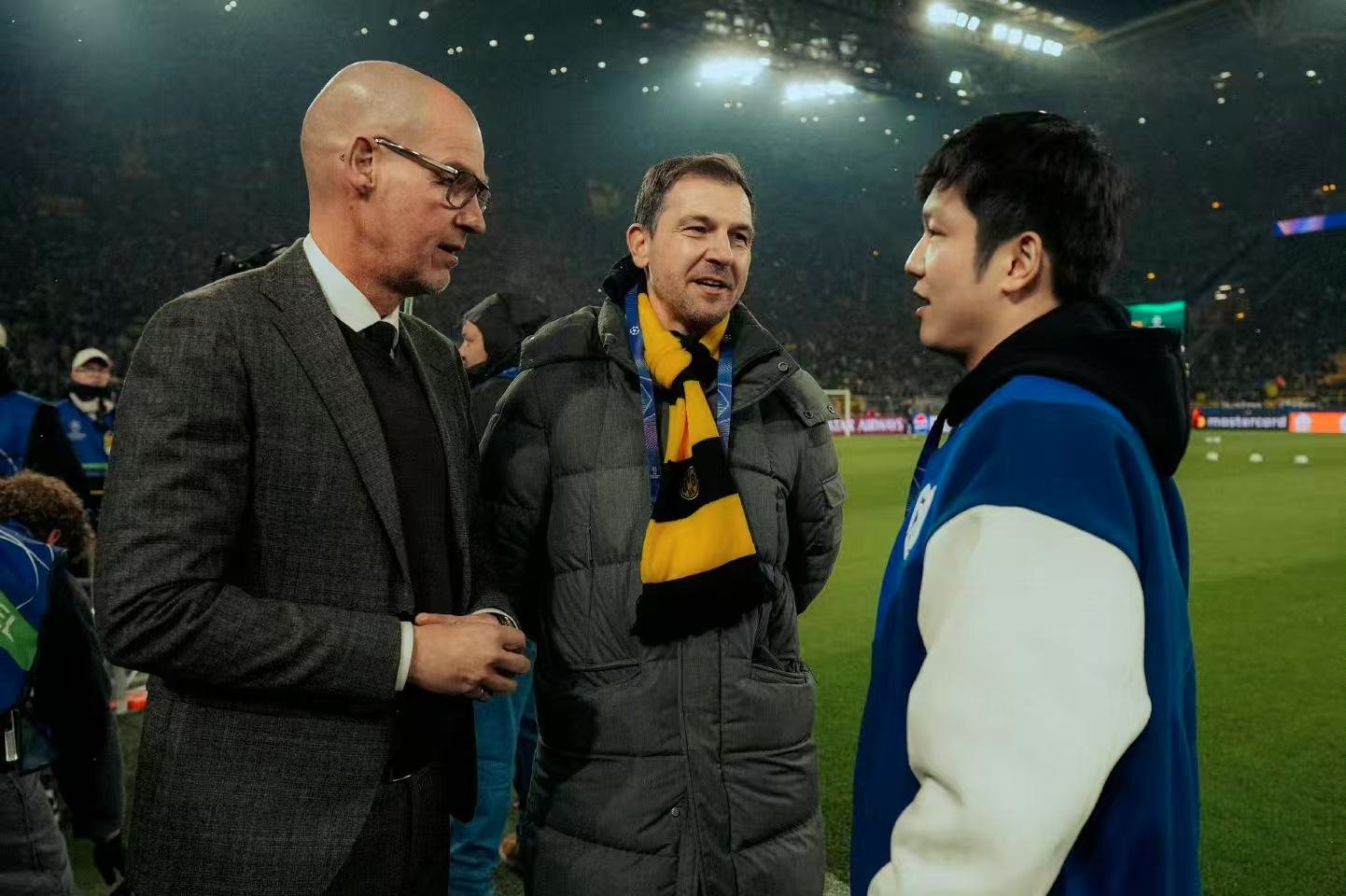 多特欧冠赛场的暖心相遇，和波尔并肩观赛的时光太美好，专属1号定制球衣满载心意，以