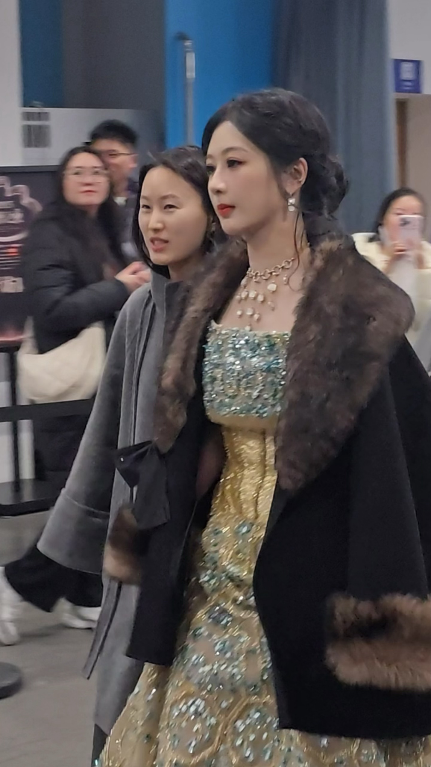 被美到看半天都没发现杨紫脖子上这么大串的首饰🥺杨紫 大花气质微博之夜内场我拍的