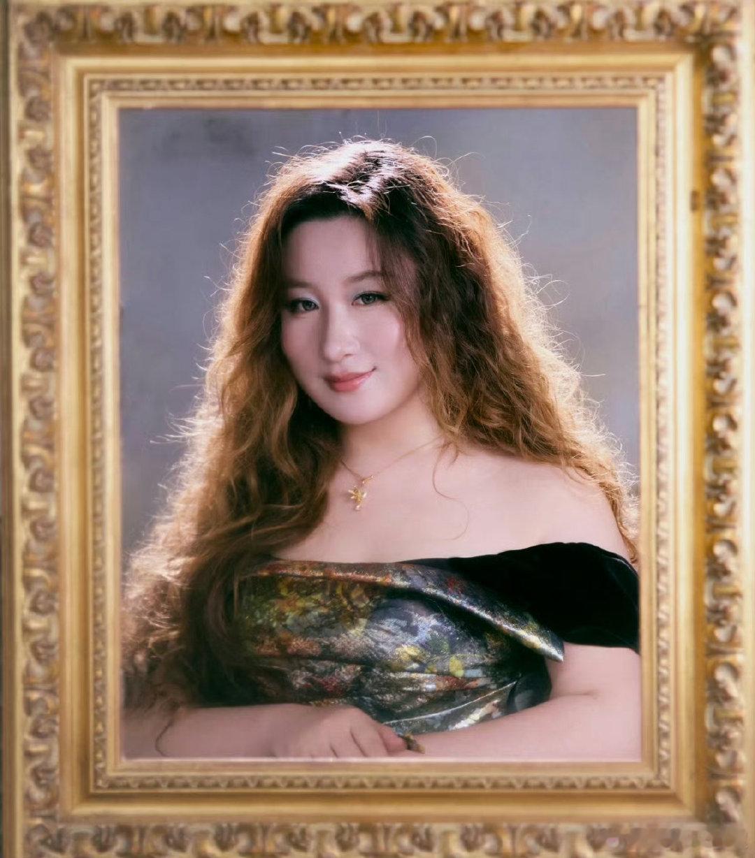曝歌手帮唱嘉宾侯明昊温润的声线搭配乐坛前辈的天籁唱腔，跨世代的音乐合作往往能碰撞