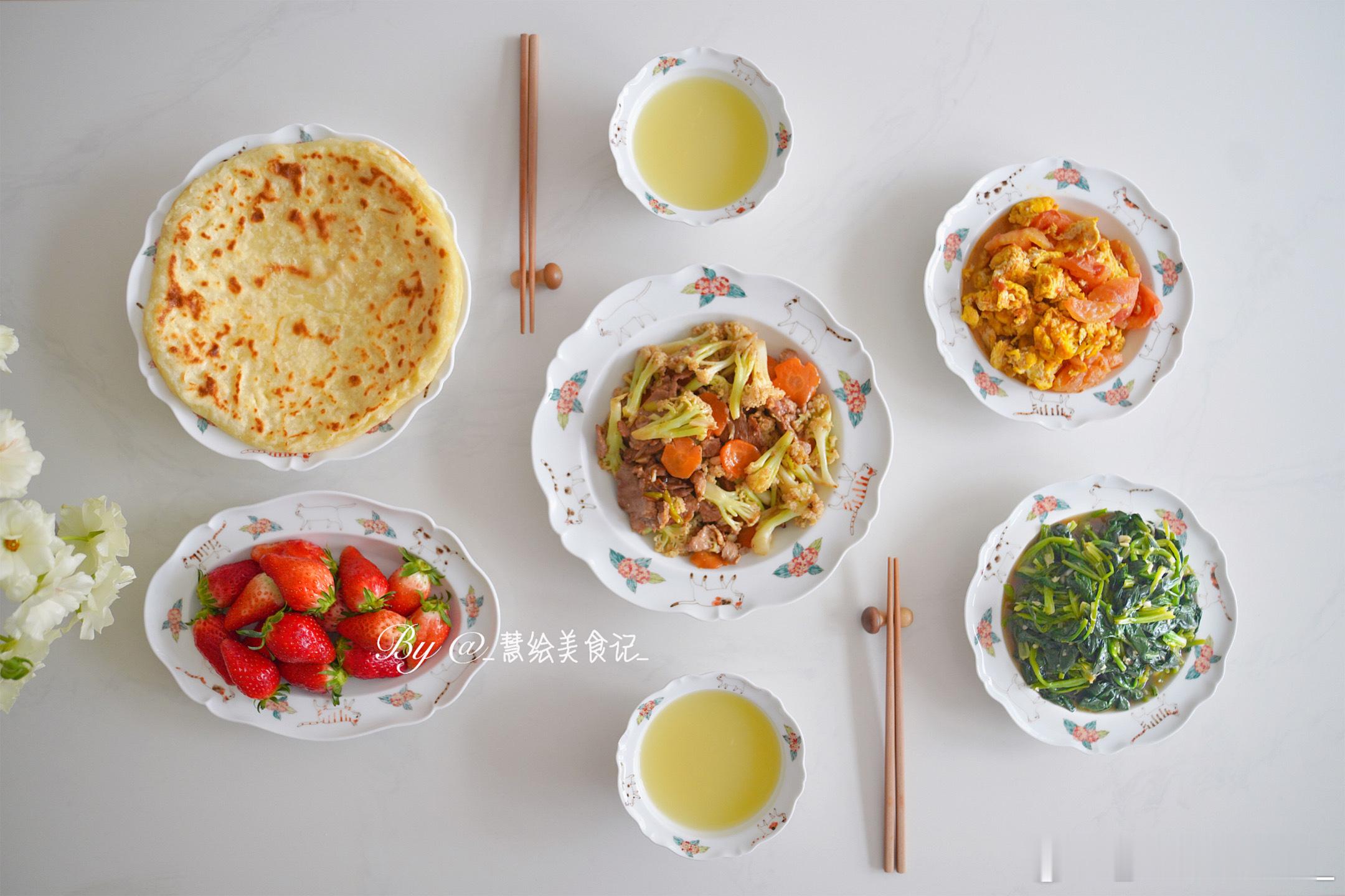 周二早餐~花菜胡萝卜炒肉、西红柿炒鸡蛋、凉拌菠菜、家常饼、小米粥、草莓🍓 ​​