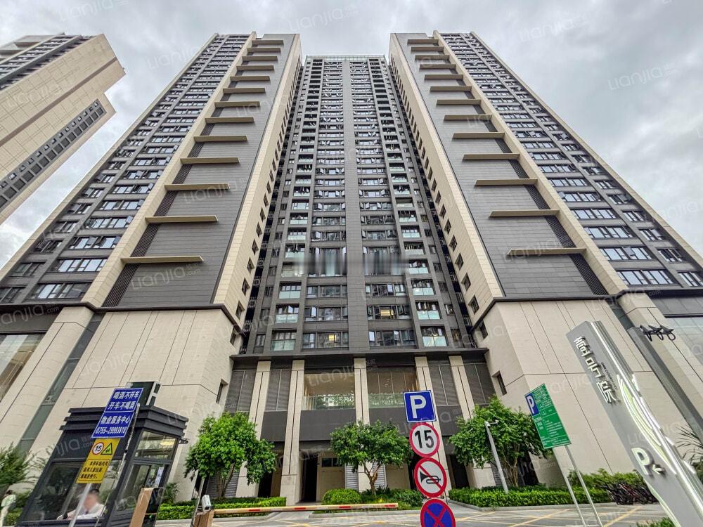 榕江壹号院，2024年入伙小区，交付后至今成交约9套，大部分卖的都是120平户型