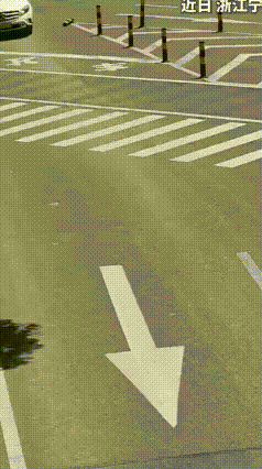 路人集体抬车救人！这一幕太暖心
 浙江宁波街头发生一起交通事故，小车撞上电动车，