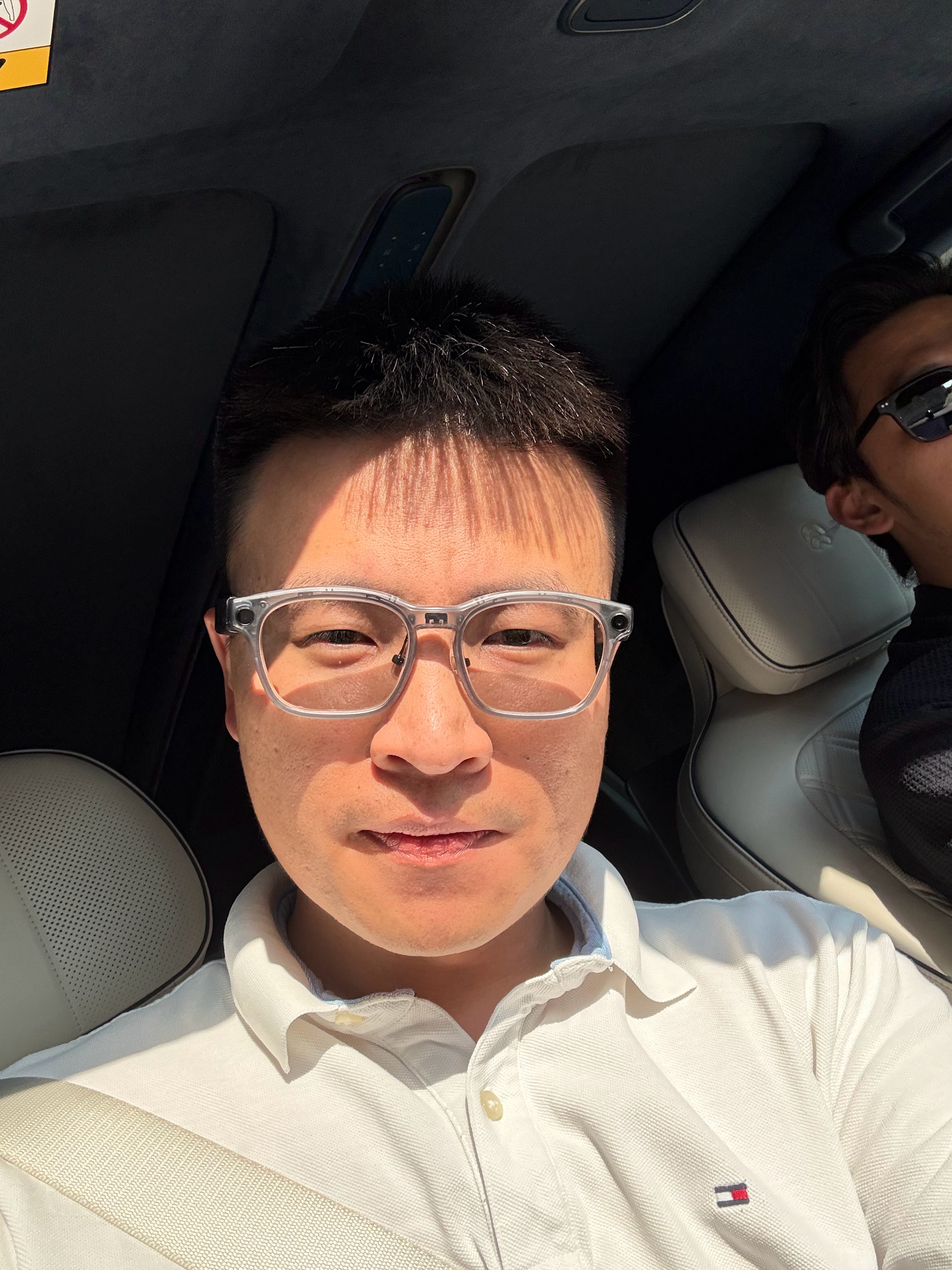 光致变色眼镜营业了，图一是没有贴膜的 ET9，前挡隔绝了很多紫外线，镜片基本不变