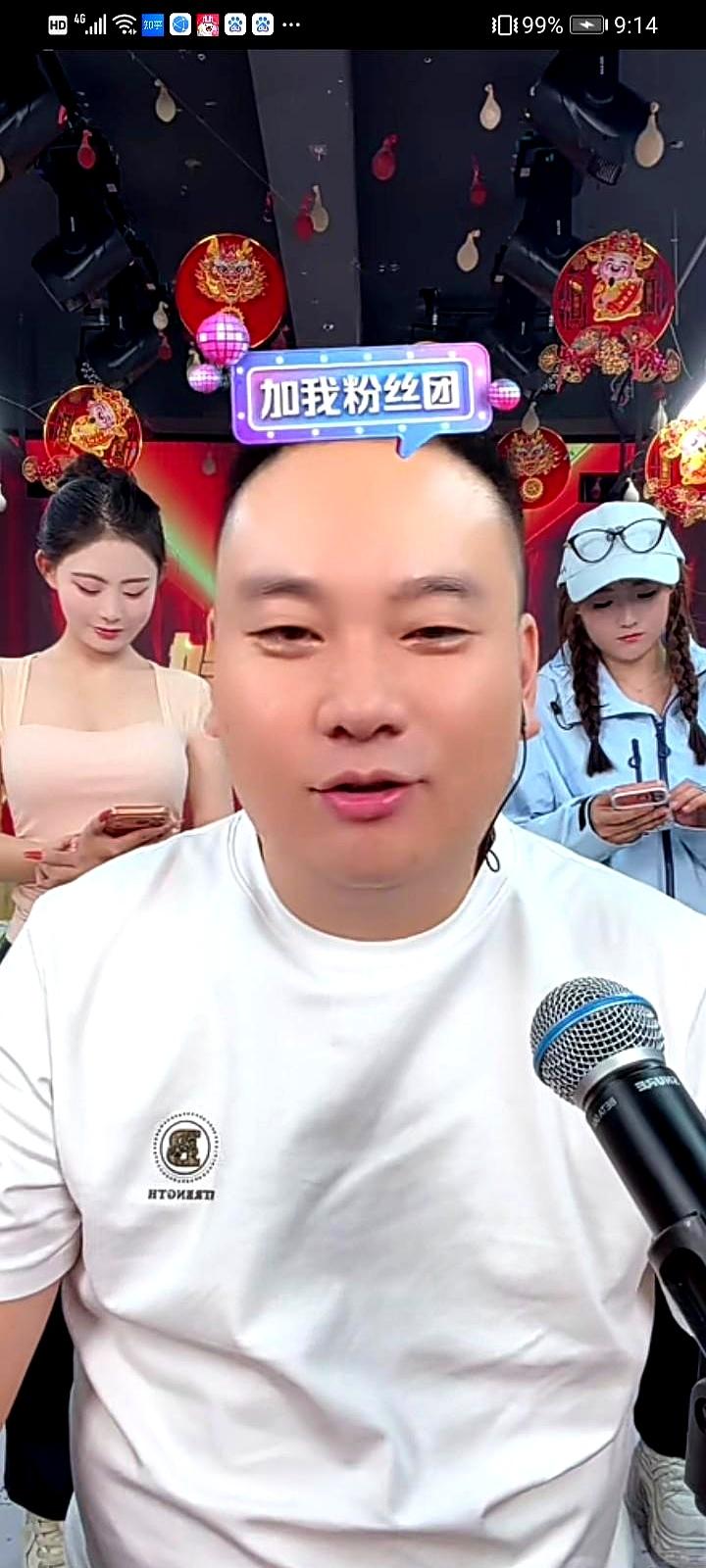 九红昨晚开播，连麦了刚解封复播的包总。
两人一聊，倒让人想起之前那段不太顺的交情