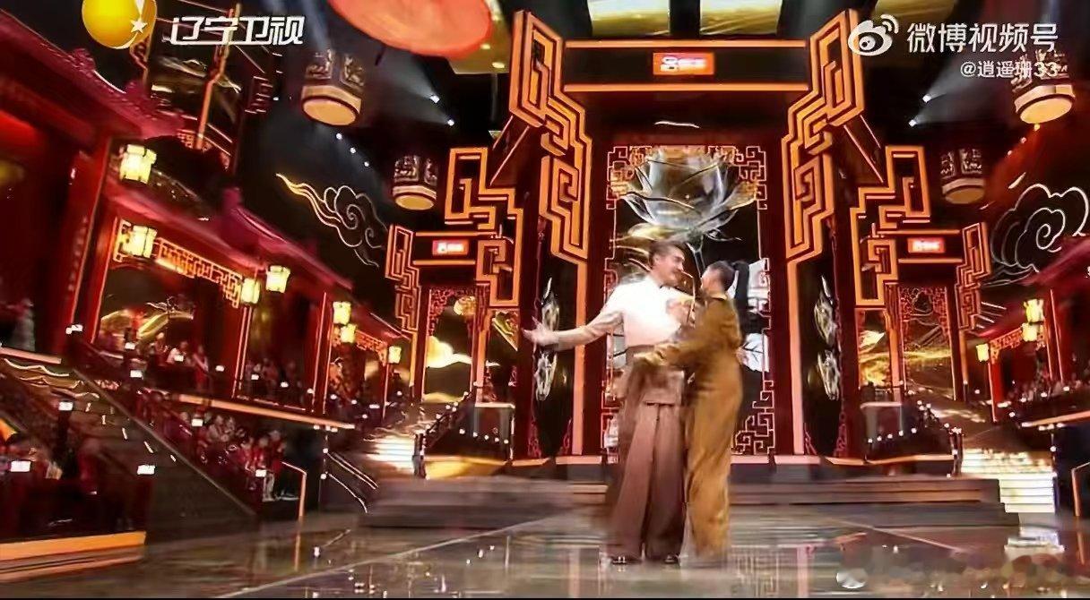 胡兵瞿颖情人节虽迟但到 情人节还没到，先被胡兵瞿颖甜晕！长甜CP比心送花，老辈子