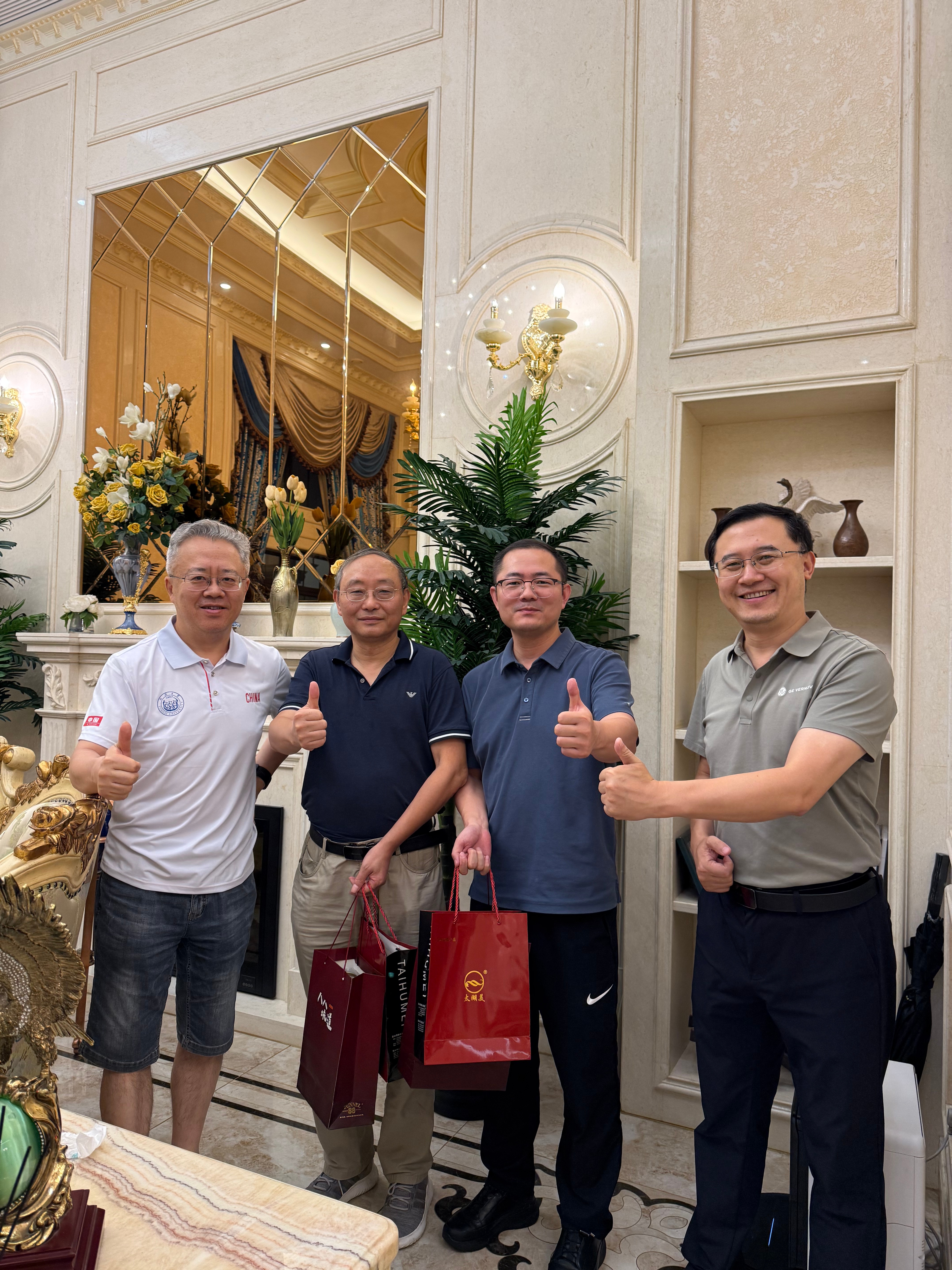 昨天晚上同济大学苏州校友会举办庆功掼蛋比赛，庆祝“同济大学苏州校友会”获得202