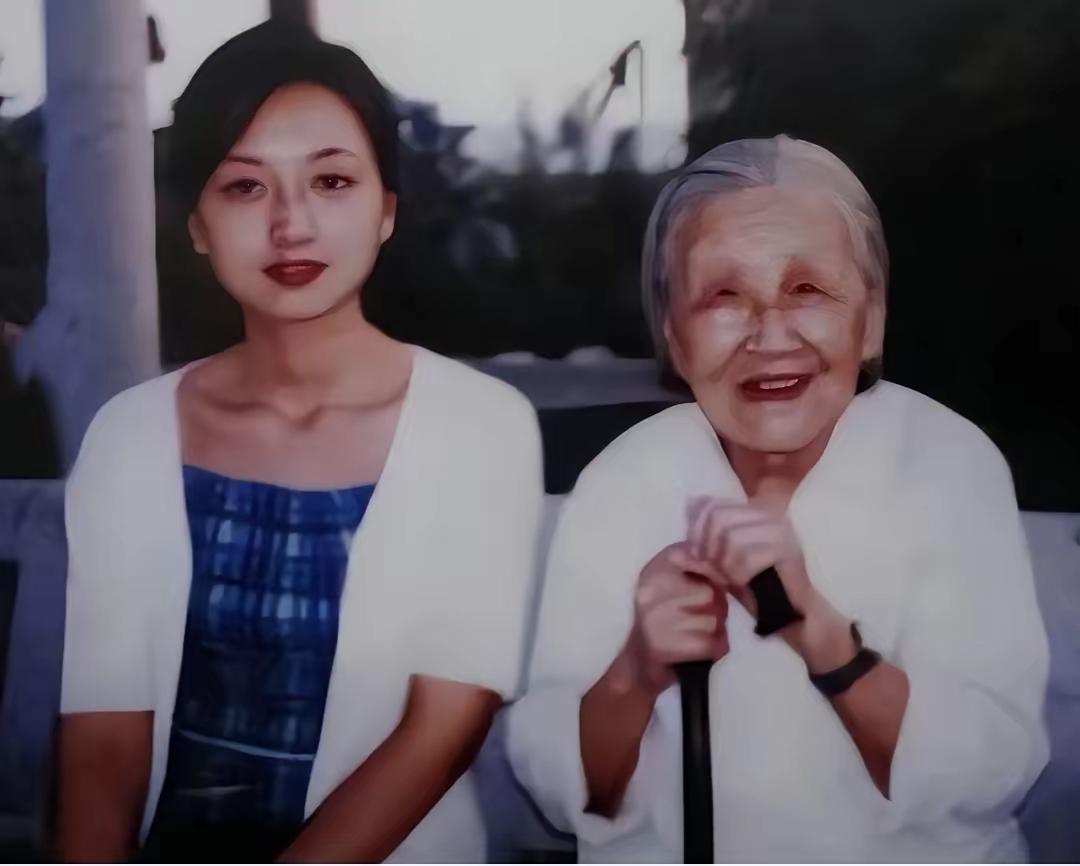 李莉算得上毛家第三代人中，最漂亮的姑娘了，这是她和奶奶朱旦华的一张合影！这么漂亮