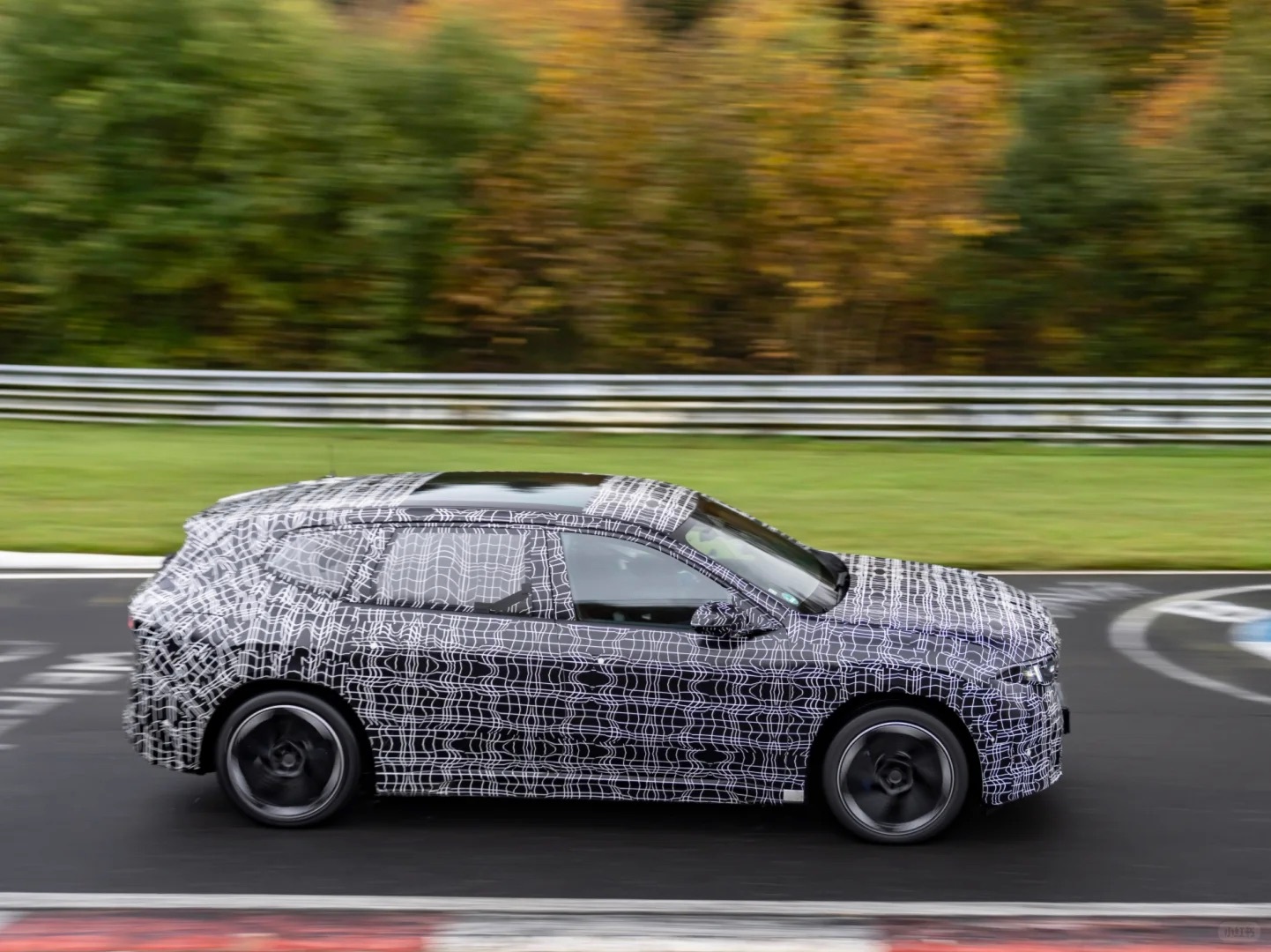 国产长轴iX3，纽北测试中，车身长的离谱作为参考，标轴iX3长4783mm，宽1