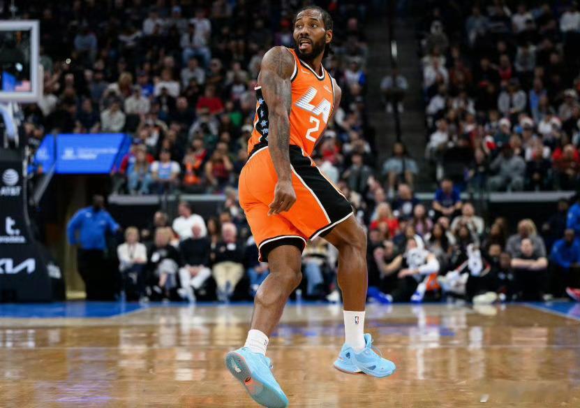 据名记Haynes报道，伦纳德左膝不适，提前结束客场之旅返回洛杉矶接受治疗！据统