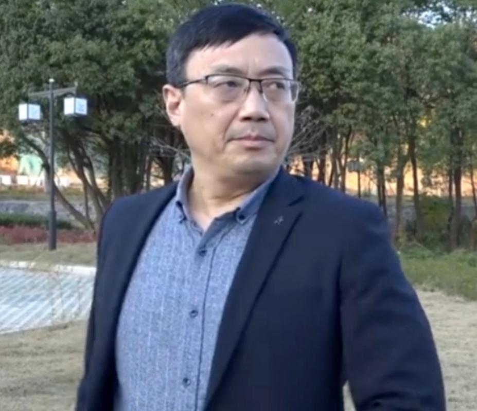 退休南大博士汤家凤凌晨发声剑指清华美院，美术作品应该传递美感
南大退休的汤家凤老