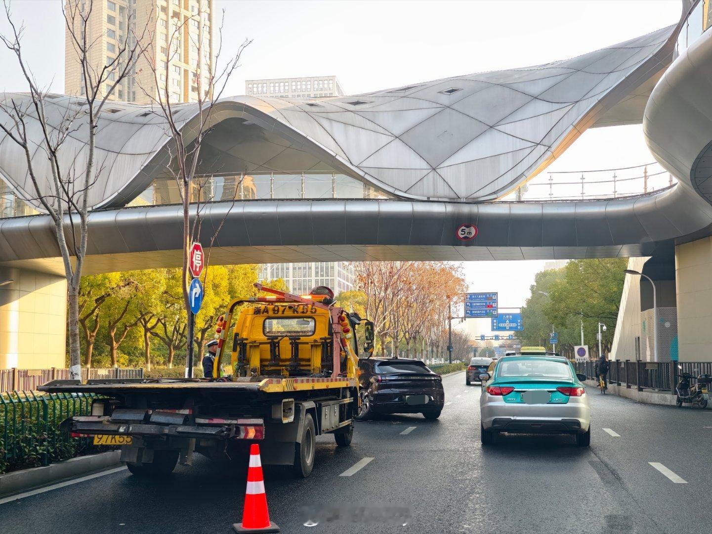 大早上就碰到一辆撞得崴了脚的极氪001 ，出门上班，大家多注意交通安全哟。新能源