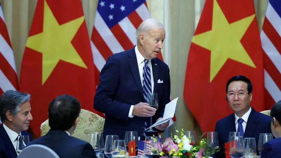 80岁的老拜登为了遏制中国不惜万里奔波到了越南，虽然口口声称不是因为遏制中国，但