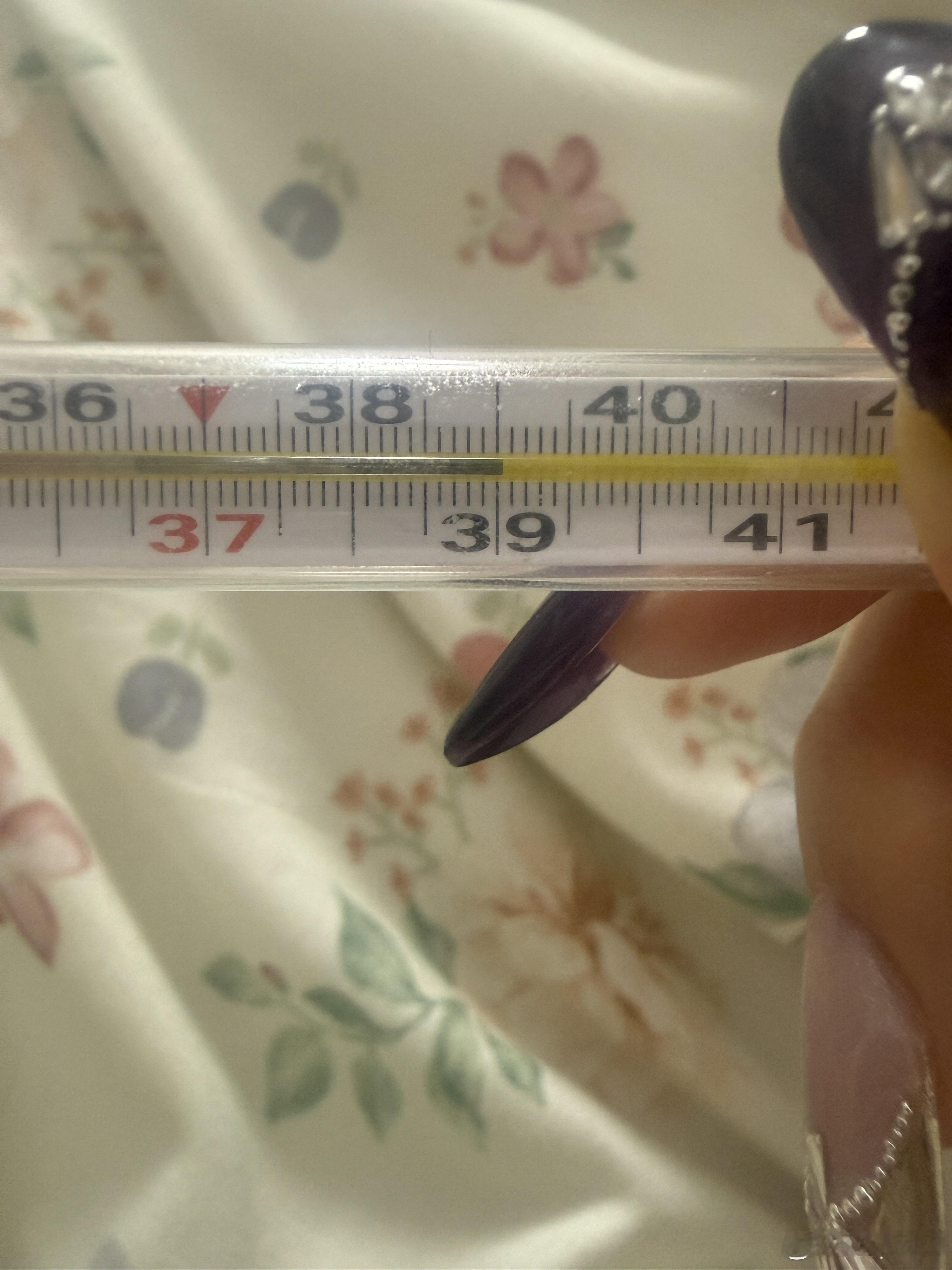 虽然媳妇高烧，但情人节的花不能少（昨天买的，太忙了没发微博，今天水一条） 