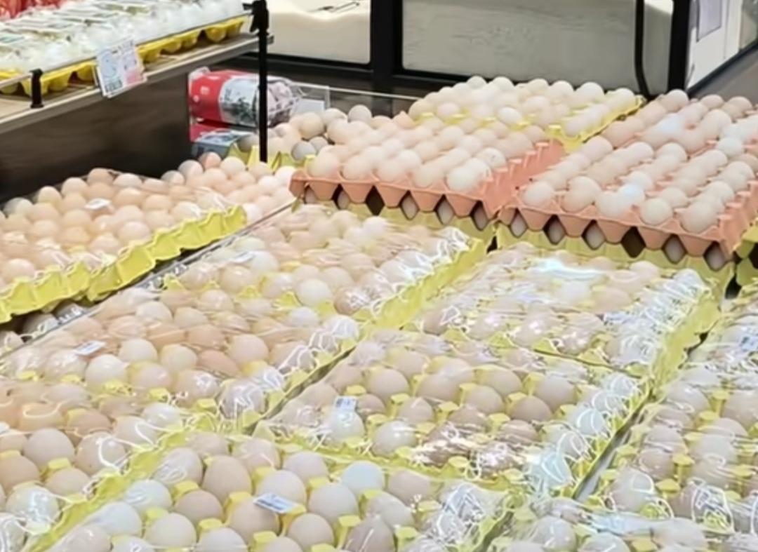 鸡蛋买贵的还是便宜的好？

央视新闻报道，针对几毛钱的普通鸡蛋和十几块一枚的高端