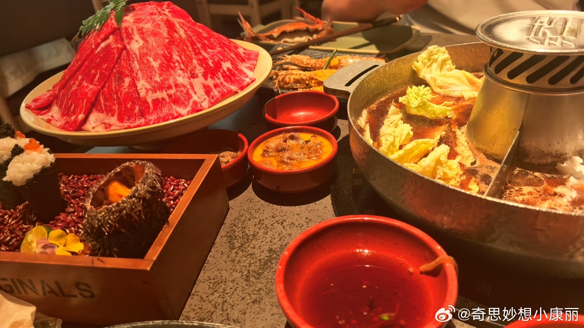 今天晚餐的快乐三连击：寿喜烧咕嘟冒泡，牛肉裹着蛋液滑进嘴里，香到眯眼！🍲  鹅