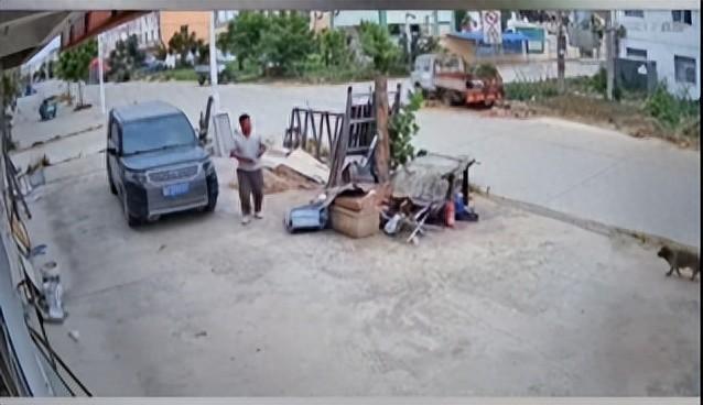 6月15号那天，安徽蚌埠的张先生走在路边，一条狗直接跑过来咬了他腿一口。张先生拿