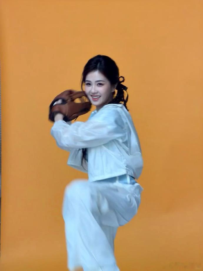 白鹿气血充足的美白鹿春日元气少女 白鹿这么自律有种气血充足的美，完全就是春日元气