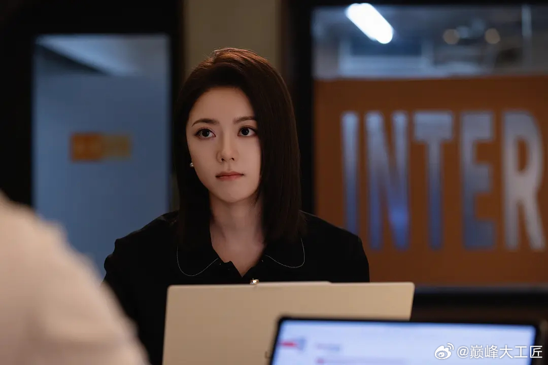 剧照2！讲述禀承“这一生绝对不能被别人替代”理念的女白领徐迟，在职场上过关斩将，