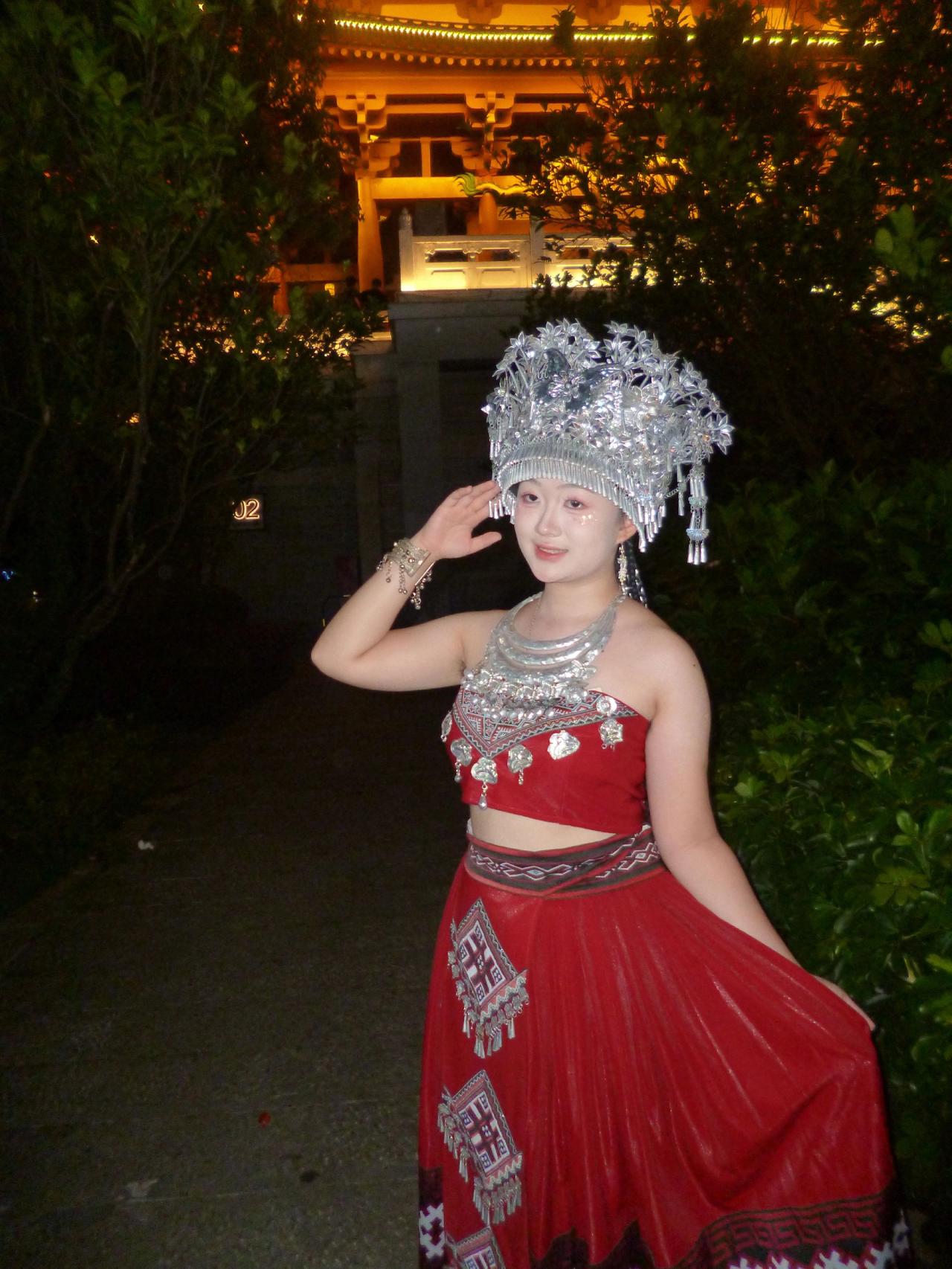 古镇里的漂亮妹妹，随拍几张苗服民族服饰 少数民族服饰 苗族盛装 民族文化