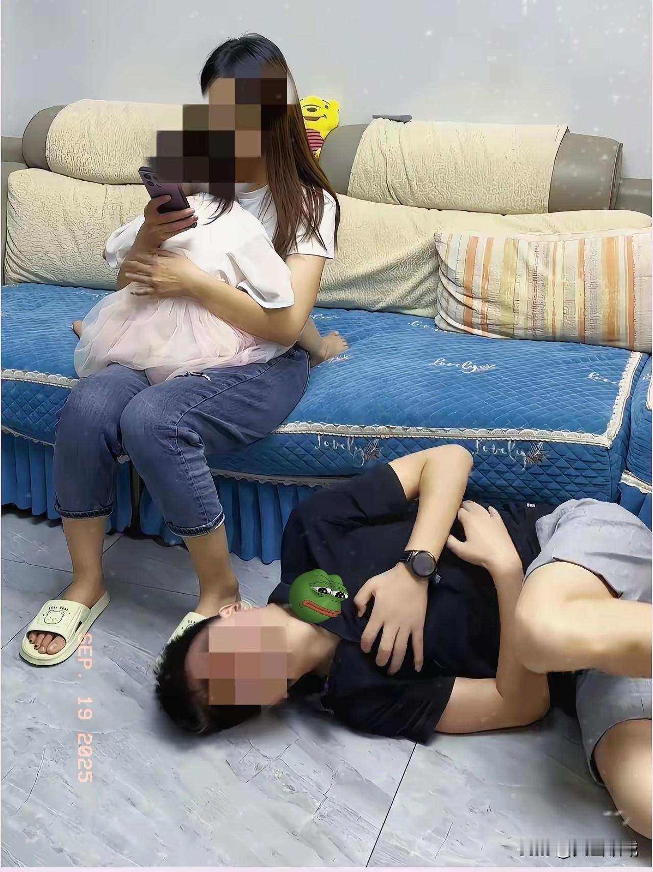 丈夫喊疼遭妻怼

妻子抱着孩子，玩着手机，丈夫在一边打滚说疼。妻子说：当初你陪我