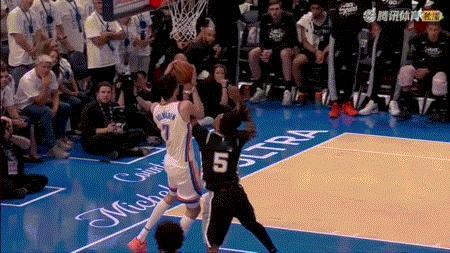 裁判这也太不专业了，把老实人卡斯尔都逼得摊手了。NBA