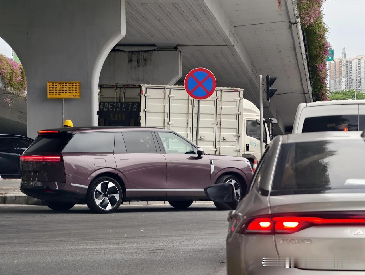 我去，看到一台揽胜？