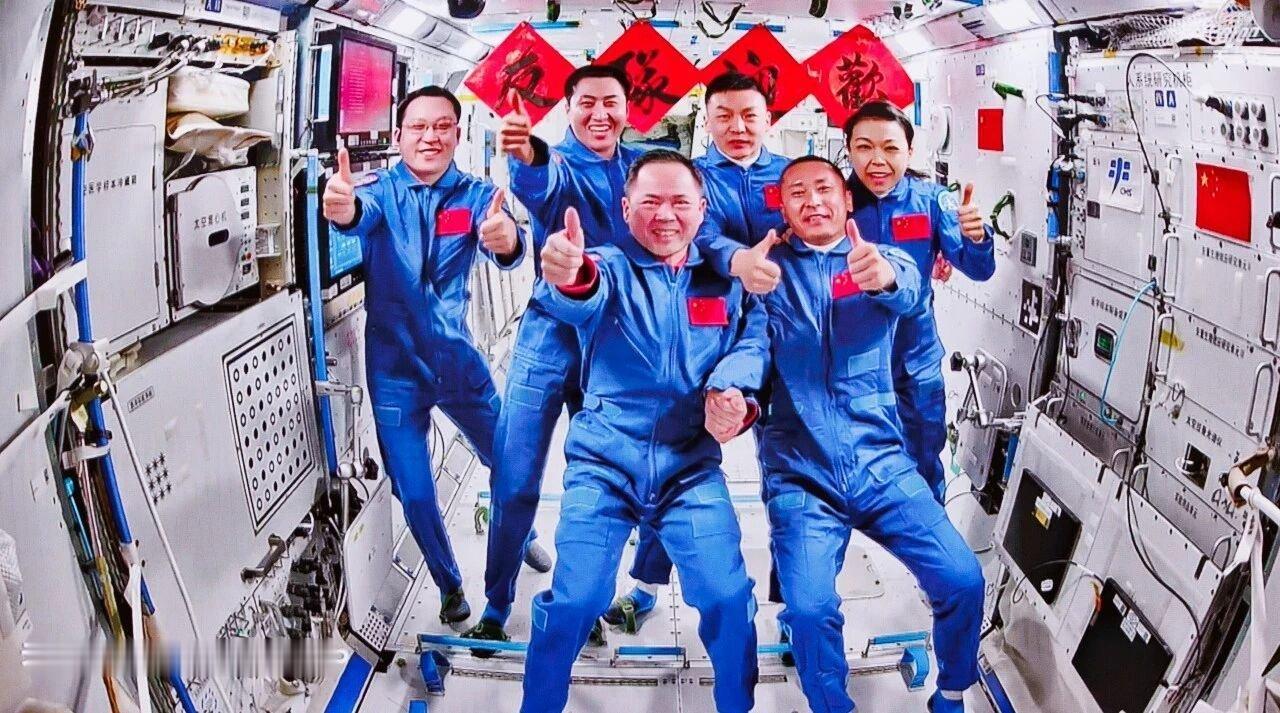 神21神23航天员全家福刚上去的开心，马上回来的更开心热点观点