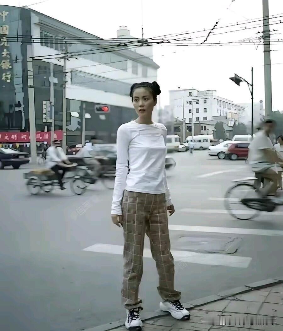 估计这是天后最不想看到的一张照片，那个时候虽然年轻，但发型有点土，还有这身衣服给