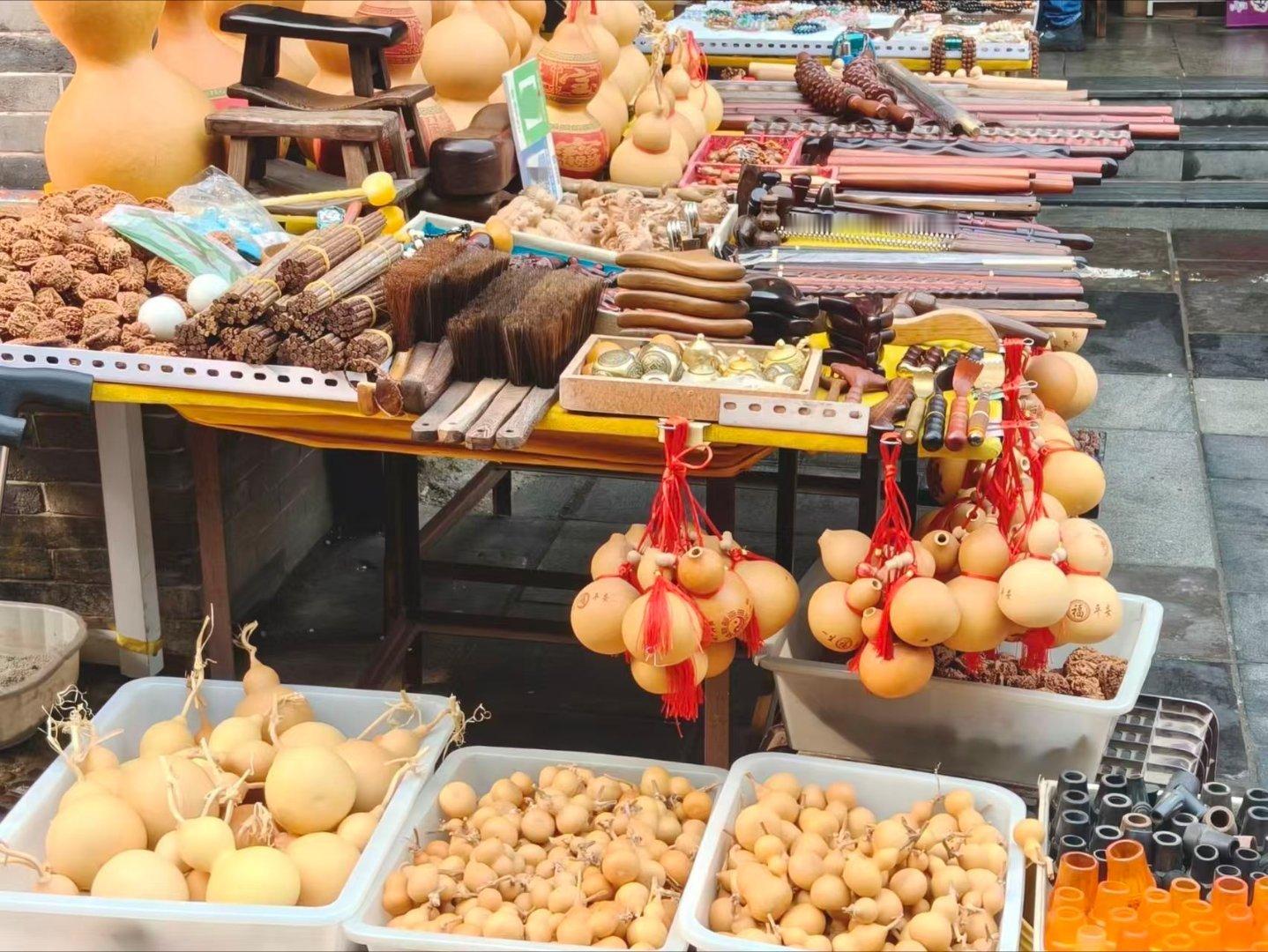 秦岭笑谈曲阜师范大学三下乡大学生社会实践在当代社会，传统民俗文化面临着传承断层的