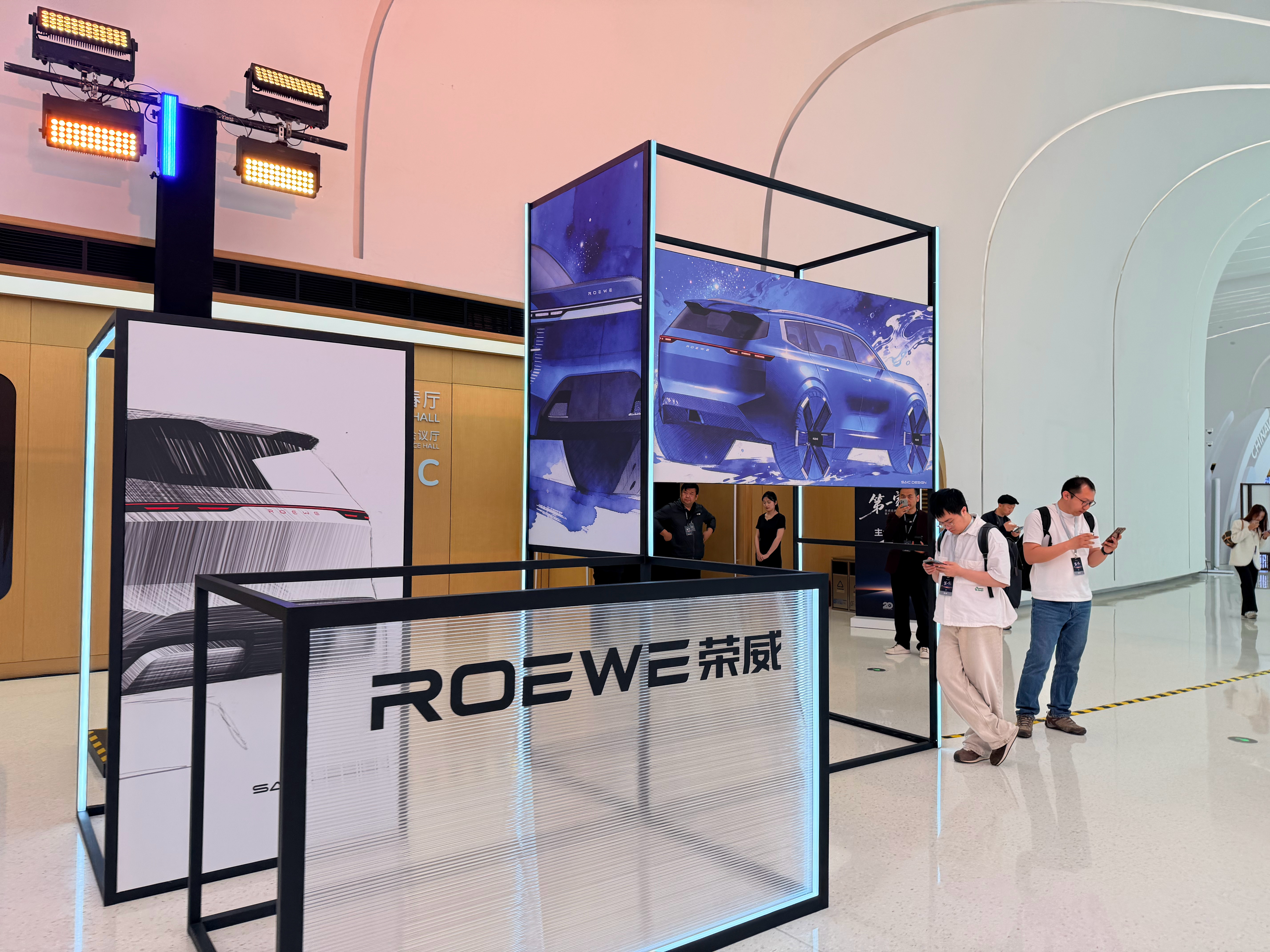 Ai一切，我听不懂，但是我看得懂设计啊，这个卡班设计的新SUV造型如何？荣威 北