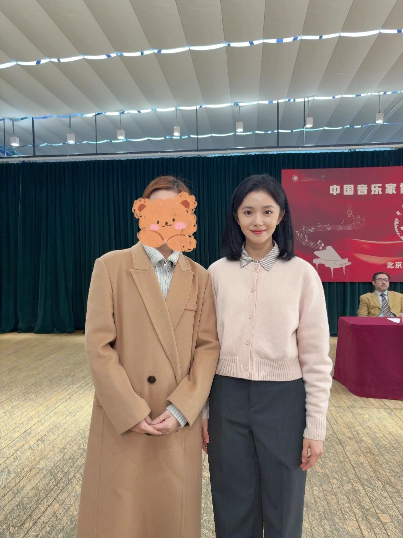 今天回北京舞蹈学院的存唇红齿白面色红润体态修长之刘浩存😌 