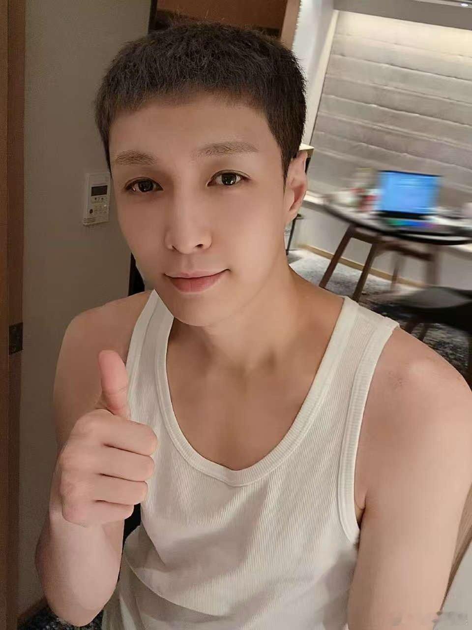 短发张艺兴张艺兴短发发一下张艺兴短发发一下，帅气，[晕][晕] ​​​