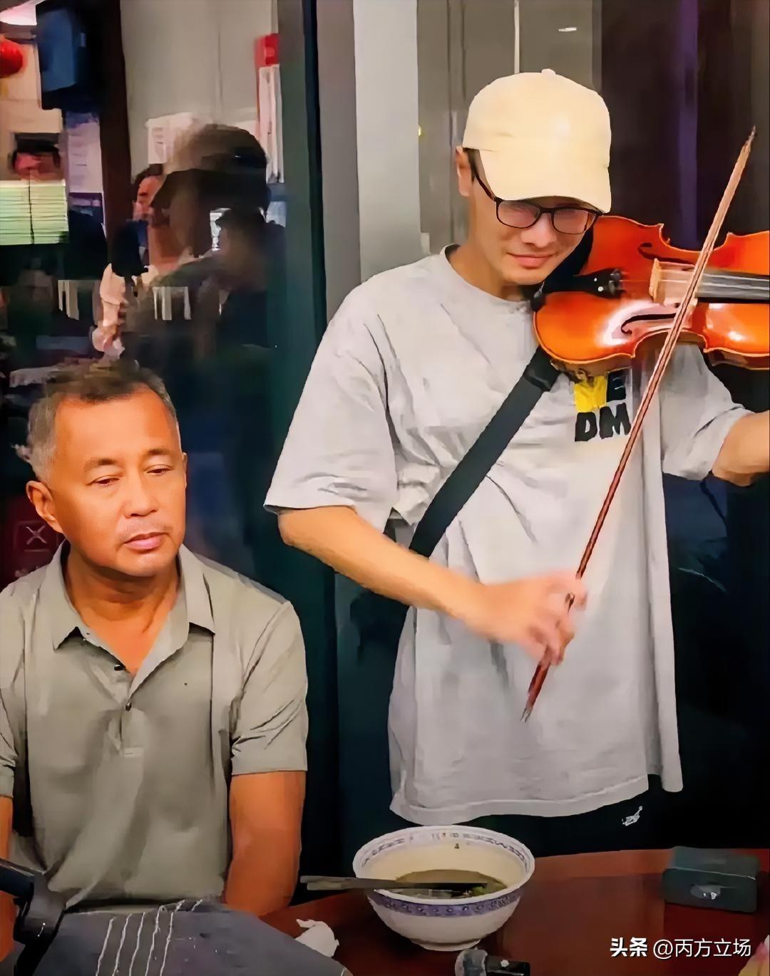 流浪大师不懂生活？其实他比谁都懂浪漫！吃一碗面，旁边有粉丝为他拉起小提琴，悠扬的