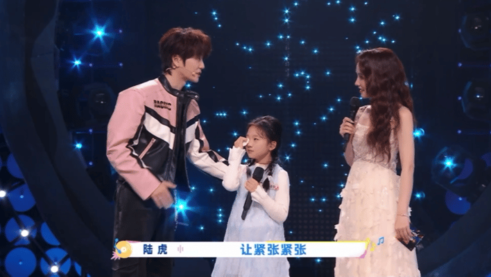 陆虎演唱会后台大哭看到陆虎在后台真情流露，忍不住也跟着红了眼眶。他在节目里对冯清