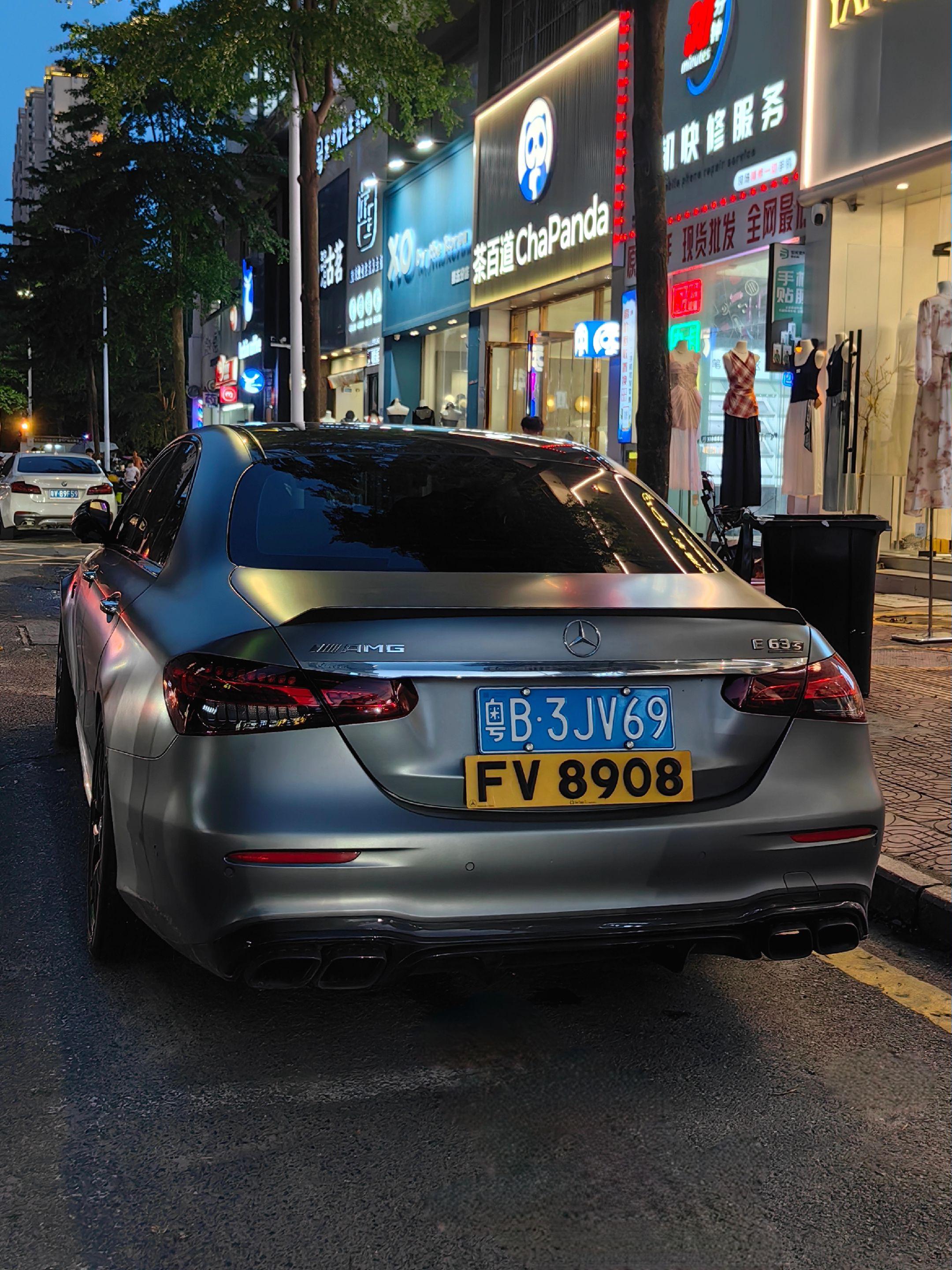 路上比较罕见的一款奔驰AMG  真帅啊！就是不知道是改的套件还是真货😍